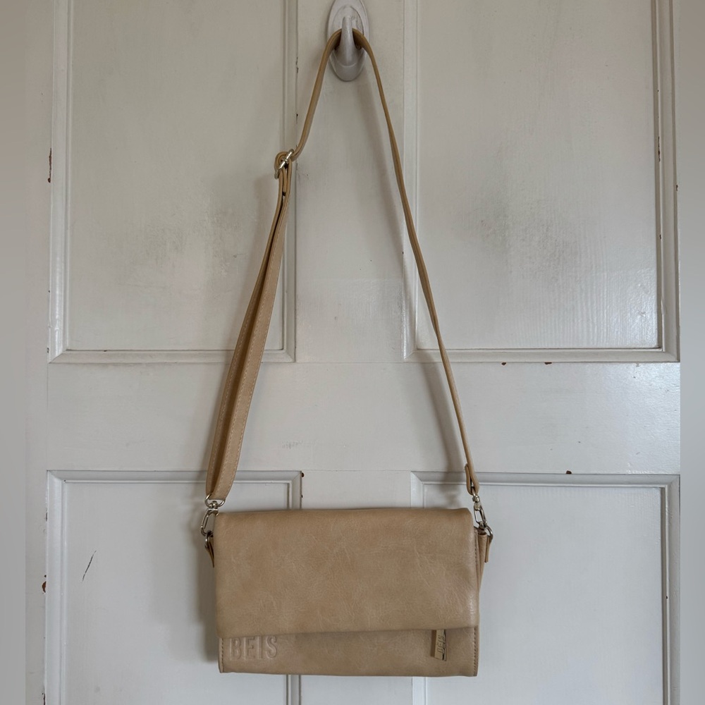 Beis The Travel Wallet Bag in beige‎ vegan leather.